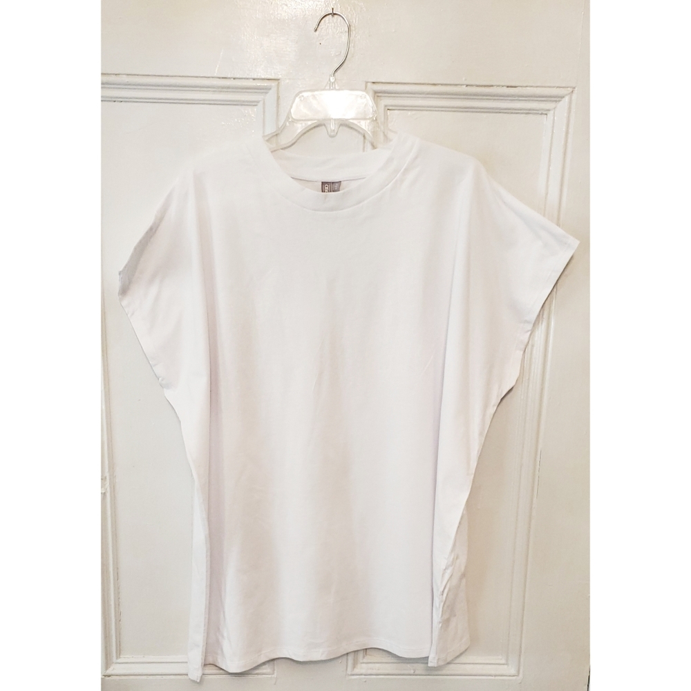 Oversized white Tee with wide sleeves